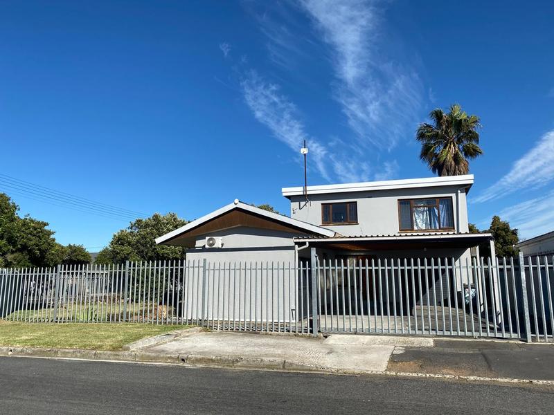 To Let 4 Bedroom Property for Rent in Lochnerhof Western Cape